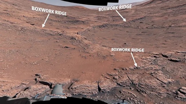 Марсоход Curiosity запечатлел первые детальные снимки гигантских «паутин» на Красной планете